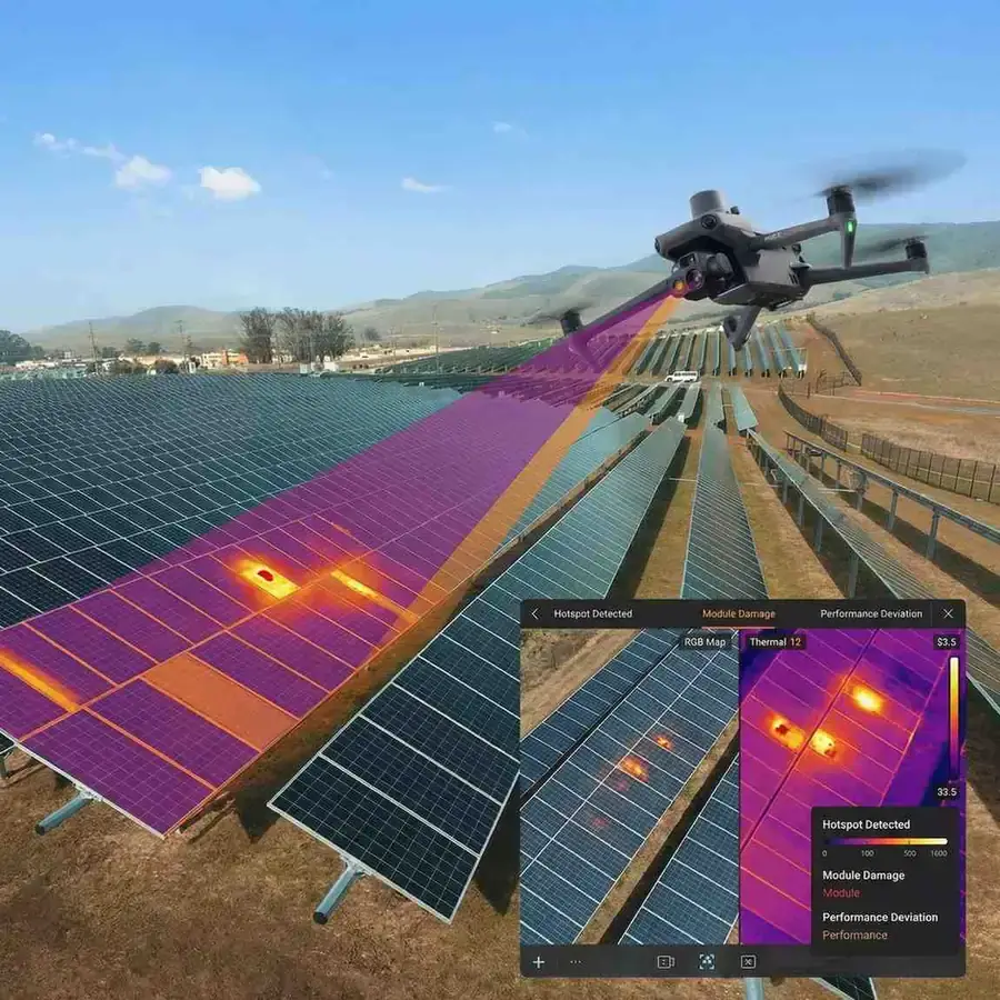 Photovoltaikanlage auf Industriedach bei Sonnenaufgang