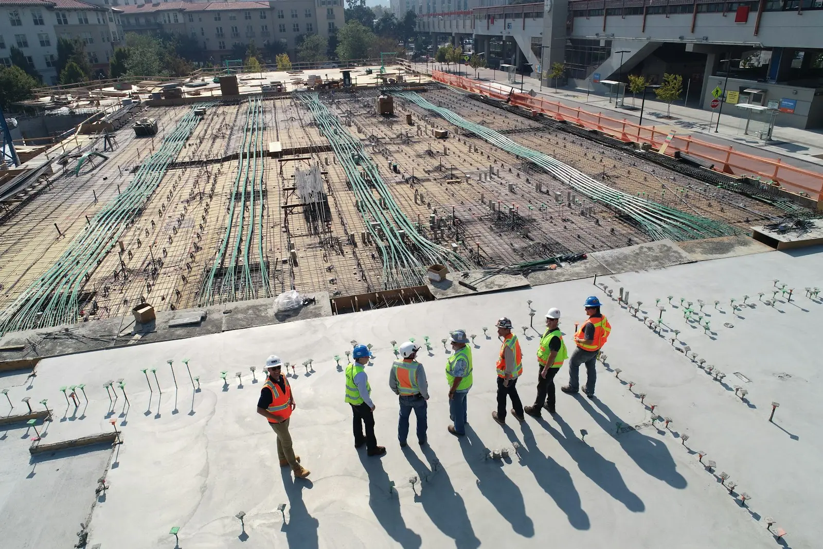 Luftaufnahme einer Baustelle aus Drohnenperspektive