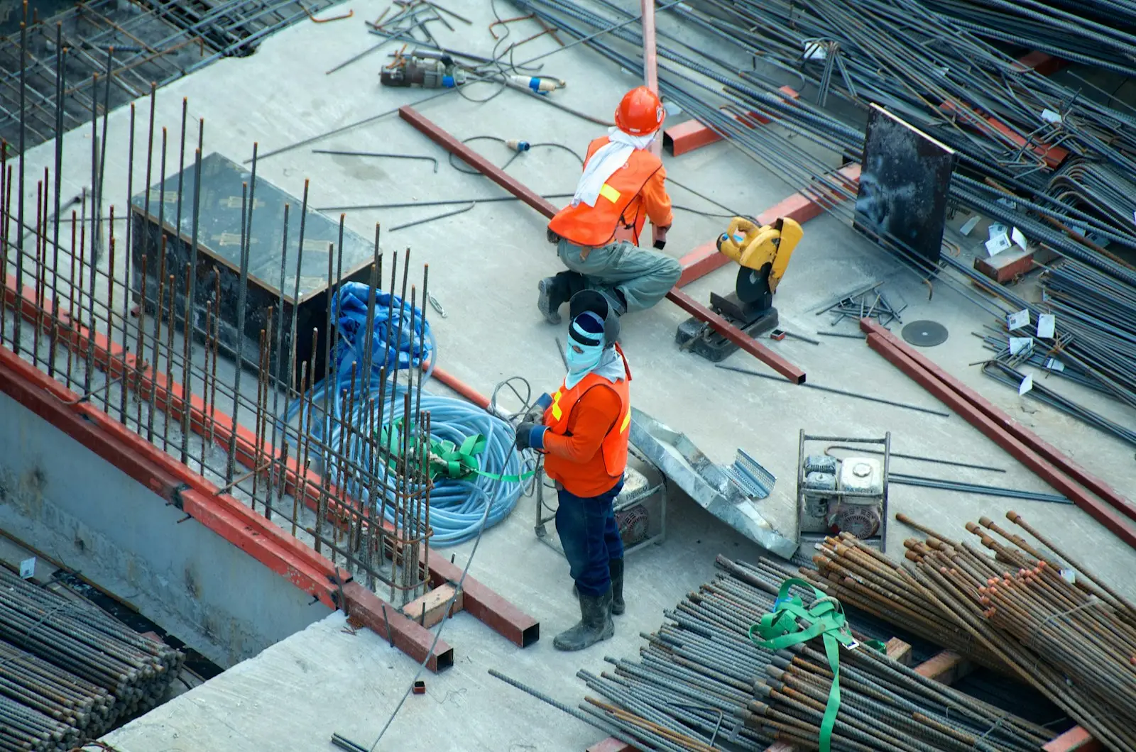 Team auf einer Baustelle aus der Drohnenperspektive